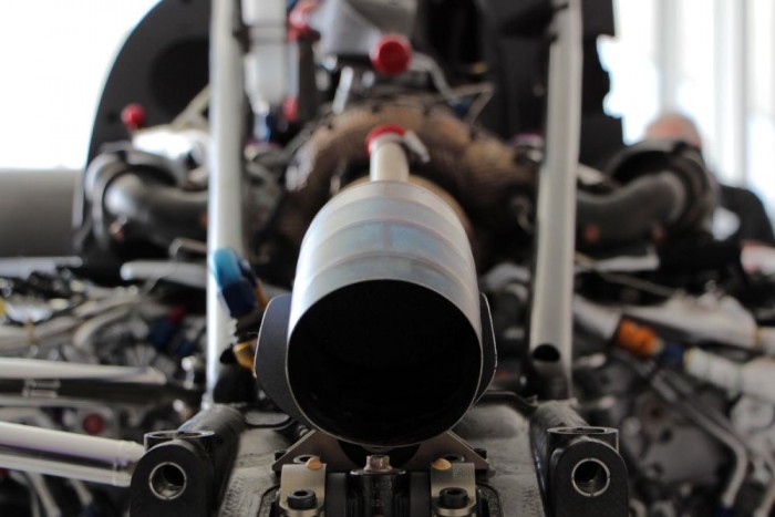 Az Audi idén tarolni akar a versenypályákon 3 A V6-os Garrett turbóval felszerelt dízelmotor sokkal kompaktabb V12-es robusztus elődeinél. Büszkék rá a gyárnál, 558 lóerős teljesítménye is komoly, és az egyre jobban működő hibridrendszernek köszönhetően már nem az a fékevesztett vadállat, mint az R10-15-be szerelt elődei