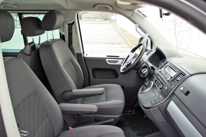 Hosszú távon is kényelmesek az ülések, és csak kettő van belőlük elöl