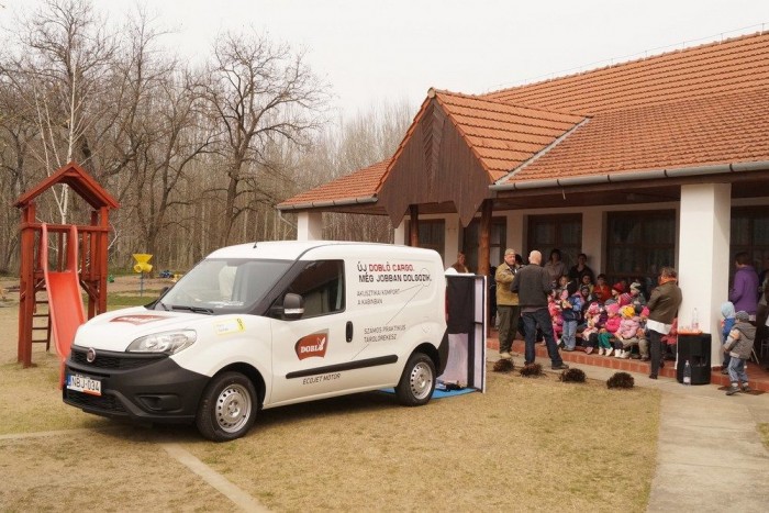 Megújult a Fiat Dobló Cargo 12 | Vezess Érdekes feladat a menetpróbán: egy-egy óvodának is báboztak az újságírócsapatok a Dobló rakteréből