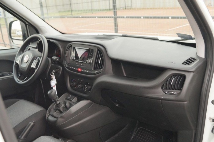 Megújult a Fiat Dobló Cargo 10 | Vezess Egy jól felszerelt, gyári hifis Dobló utastere
