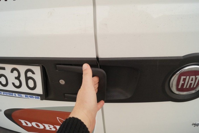Megújult a Fiat Dobló Cargo 13 | Vezess Nagyon jól kézreállnak a kilincsek elöl-hátul