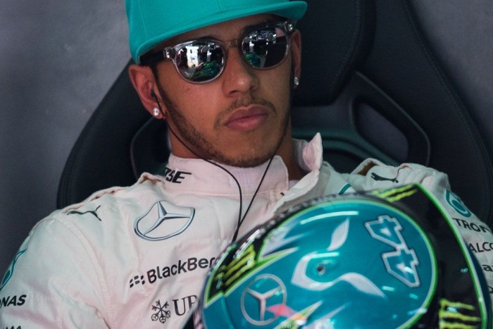 F1: Hamilton feleslegesen festetett sisakot 1