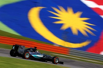 F1: Hamiltoné az első nap Malajziában