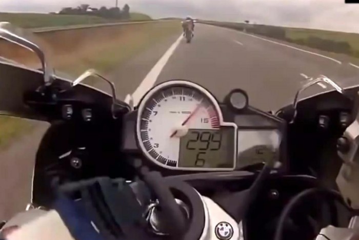 300-al zúztak autópályán a motorosok