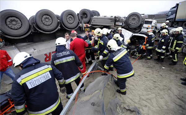 Baleset az M0-áson, teljes útlezárás