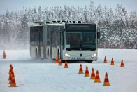 A Daimler szakemberei a befagyott tavak jegére is rámerészkednek olykor-olykor