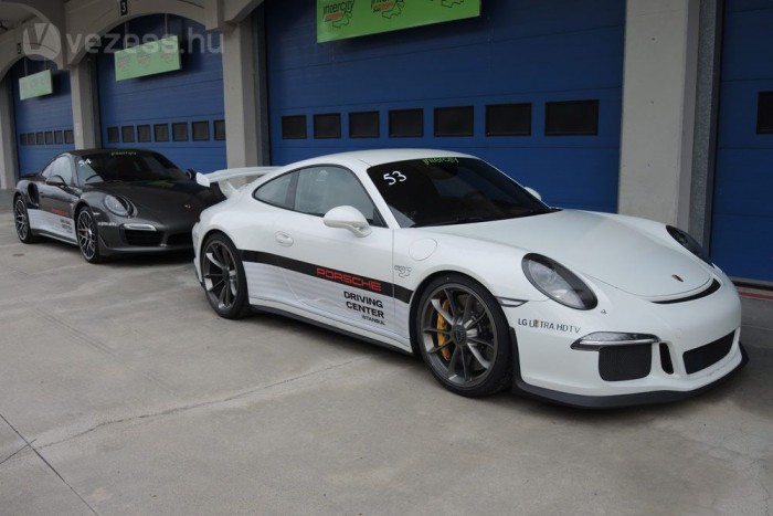 Vezetni tanulni, Porschével? 7 Eltérő koncepciók: A hátul álló Turbo S nehezebb, erősebb és négykerék-hajtású, míg a GT3 könnyebb, gyengébb és hátul hajt