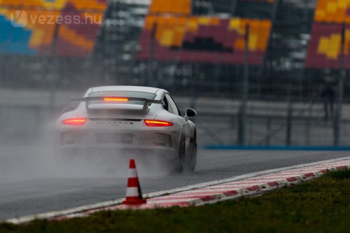 Vezetni tanulni, Porschével? 10 | Vezess Féktávon izgalmasan ficánkol a 911-esen