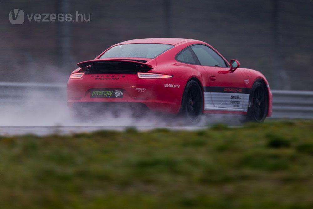 Négykerék-hajtással még csúszós körülmények között is bolondbiztos a Porsche