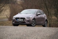 A legfrissebb Mazda2 minden tekintetben a felnőtt prémium-kisautók kategóriájába tartozik, felszereltsége, külső megjelenése, és ára alapján legfőképp.