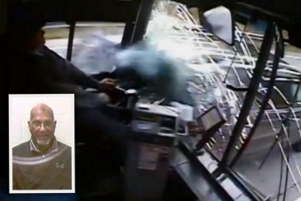 Elaludt a buszsofőr, nyolc autót tört össze