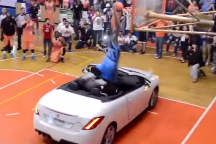 Nem is olyan egyszerű zsákolni egy autó felett