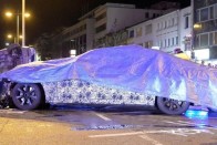 Rendőrrel ütközött az álcázott 7-es BMW 9