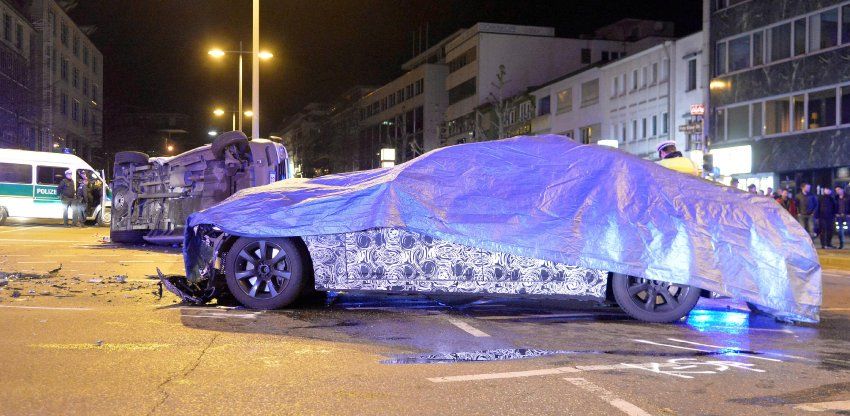 Rendőrrel ütközött az álcázott 7-es BMW 5