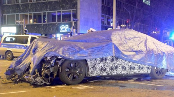 Rendőrrel ütközött az álcázott 7-es BMW 8 | Vezess Rendőrrel ütközött az álcázott 7-es BMW 8