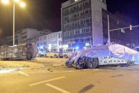 Rendőrrel ütközött az álcázott 7-es BMW 12