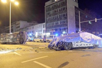 Rendőrrel ütközött az álcázott 7-es BMW