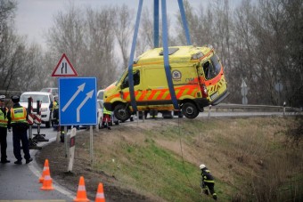 A nap képe - árokba hajtott egy mentőautó