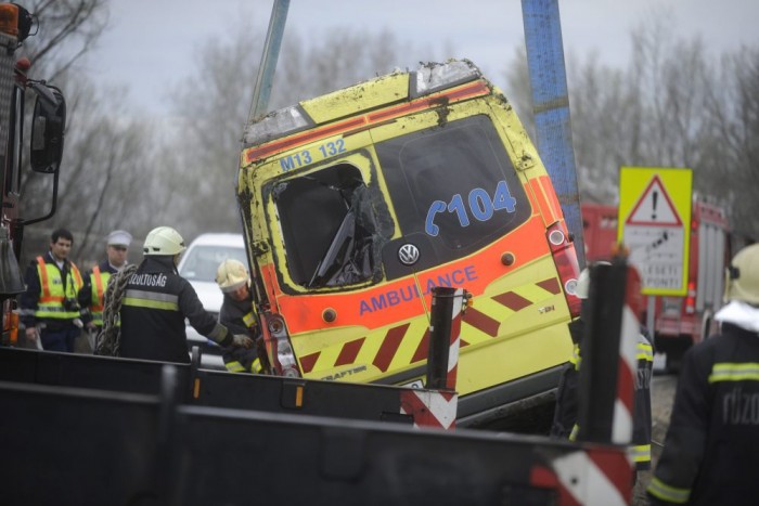 A nap képe – árokba hajtott egy mentőautó 5