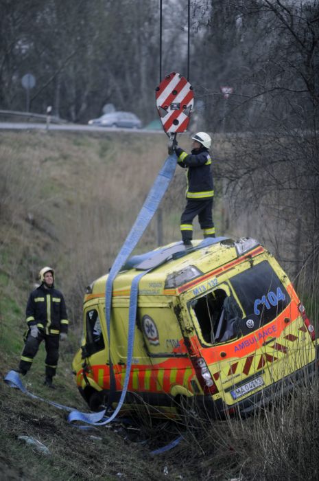 A nap képe – árokba hajtott egy mentőautó 5