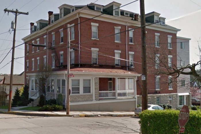 Részegen autózott kisfiával egy meztelen orgiára 4 | Vezess Ebben a házban volt a buli, azaz hogy csak lett volna...