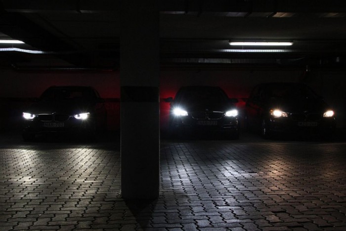 Balról jobbra: xenon, LED, halogén féynek a garázsban