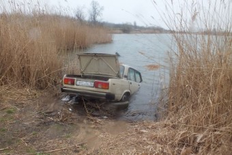 Itt a videó a tóba küldött Ladáról