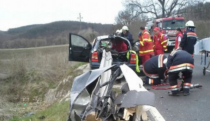 Felnyársalta a szalagkorlát az Opelt a 82-esen 7 | Vezess Felnyársalta a szalagkorlát az Opelt a 82-esen 7