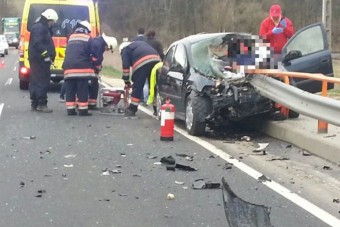 Felnyársalta a szalagkorlát az Opelt a 82-esen