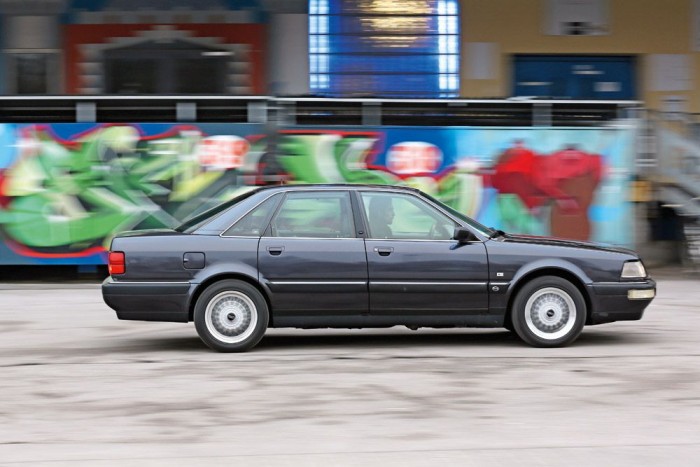 Audi V8, a Gyűrűk Ura 2 Mondhatni, hogy az Audi szinte önként és dalolva vállalta, hogy egy limitált szériás modellt dob piacra, de legalább az akkori sikertelenségért cserébe ma már igazi ritkaságnak számít minden példány