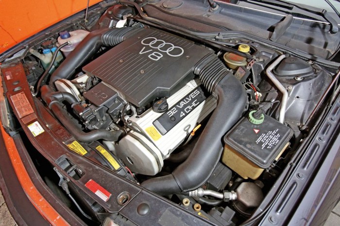 Audi V8, a Gyűrűk Ura 3 Az Audinak sokáig bőven elég volt öt henger és maximum 2,2 literes lökettérfogat, turbóval megbolondítva egy ilyen is majdnem ugyanolyan virtuózan szólt, mint egy V8-as