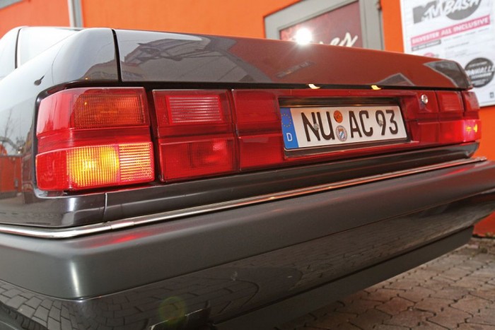 Audi V8, a Gyűrűk Ura 6 A mai szemmel egyszerűnek tűnő forma a maga idejében sem volt éppen forradalmi, de ezt az Audi nagyszerű motorral, tökélyre fejlesztett összkerékhajtással és a kategóriában bevett megoldásokon messze túllépő trapézlengőkaros hátsó felfüggesztéssel ellensúlyozta