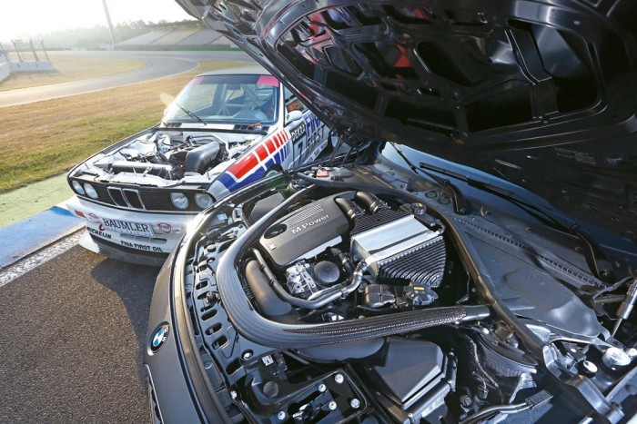 Mit tud az új utcai a régi verseny-M3-as ellen? 8 Ami a duplaturbós motor hangját illeti, az M csoport kicsivel jobban is elereszthette volna magát. A motort vajon miért csak takarékos üzemmódban lehet indítani?