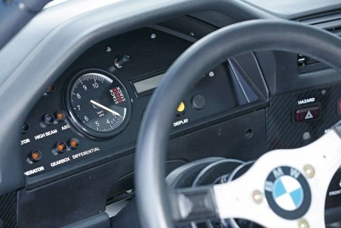 Mit tud az új utcai a régi verseny-M3-as ellen? 5 A Sachs-kanyarban az 1992-es Fina-M3 DTM 86 km/h-s sebességet (1,5 g) ért el, az aktuális M3 szedán 80 km/h-val (1,2 g) ment át rajta