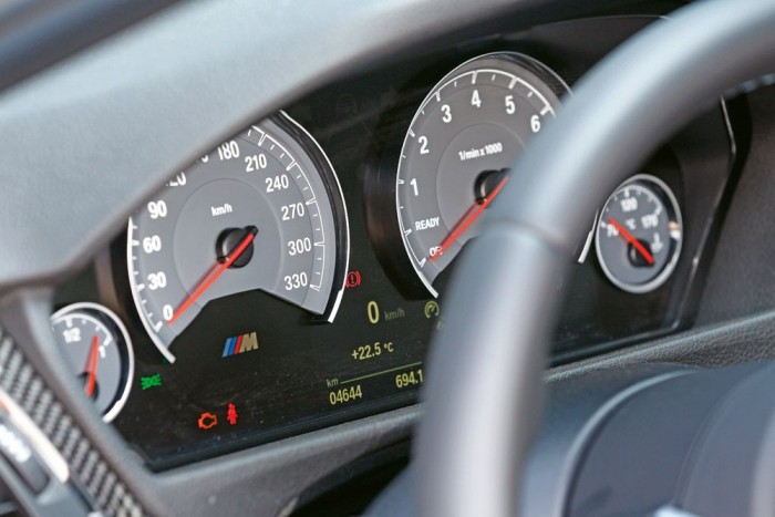 Mit tud az új utcai a régi verseny-M3-as ellen? 10 Az M4-eshez hasonlóan az M3-asban is elektromechanikus a kormányrásegítés, az erőssége gombnyomásra változtatható. A visszajelzés precíz, az ellenállás Sport-Plus módban kellemesen feszes