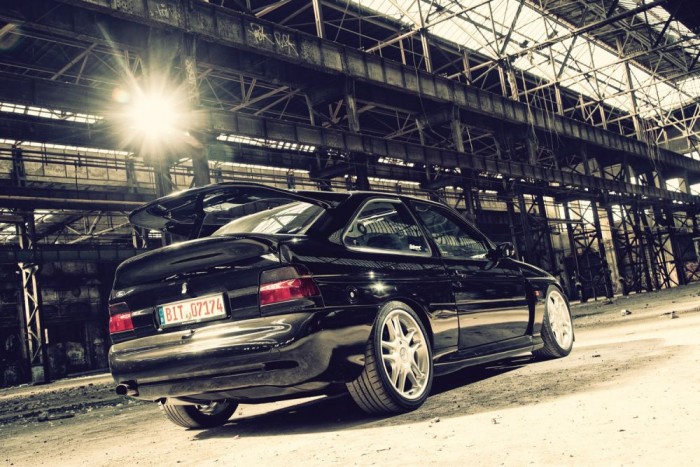 Ford Escort RS Cosworth – Még ma is odaver! 4 7145 db készült belőle, 56 500 márkás áron. Ez 2,9 millió forintnak felelt meg, amiért ma egy belépő Swiftet vehetünk. Akkoriban két korrekt Sierrát adtak érte