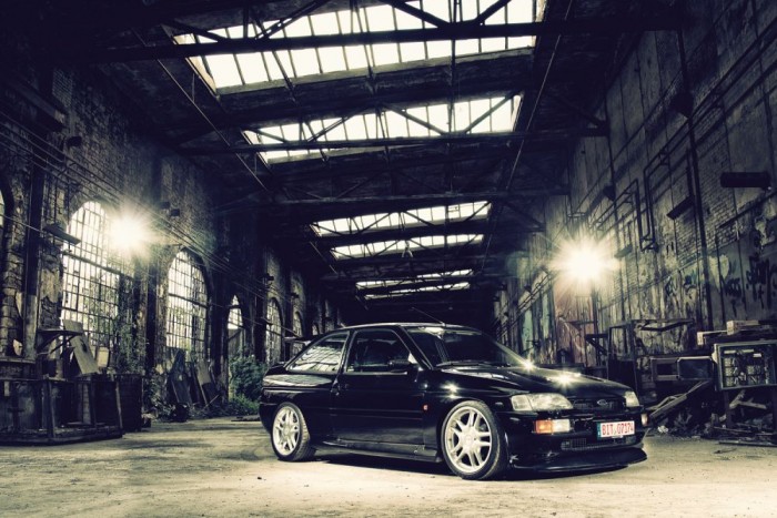 Ford Escort RS Cosworth – Még ma is odaver! 2 Összkerékhajtását, turbómotorját és futóművét a Sierra RS Cosworth adta. A padlólemezből 60 millimétert kellett kiműteni, hogy passzoljon az Escort karosszériájára