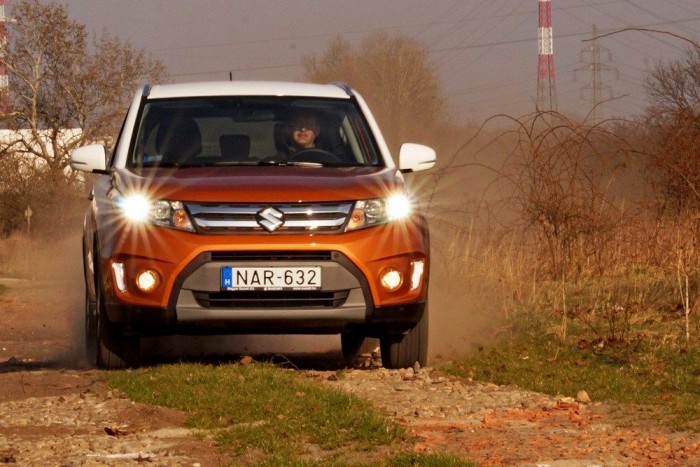 Új Suzukink, a Vitara: fura szerzet 2 A GLX kivitel LED-es lámpákkal érkezik, az éjszakai fény tényleg nagyon szép, messzire látni éjjel a Vitarából