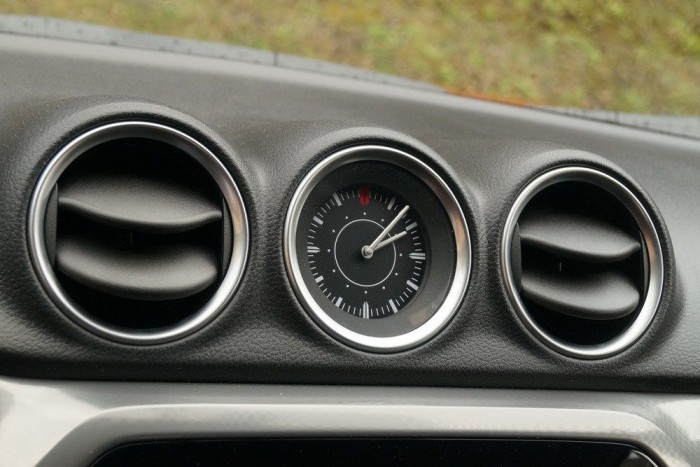 Jópofa a két kerek szellőző között az óra