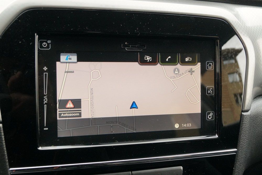 A navigációt nem programozhatjuk menet közben, az utas sem - kicsit túl messzire ment a Suzuki a biztonságért