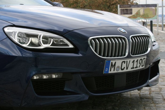 BMW 650i – Elég volt az alibi átdolgozás 2 10 helyett 9 lamella osztja a veséket. Csak a V8-é aluszínű, a soros hathengeres dízelé és a benzinesé sima fekete