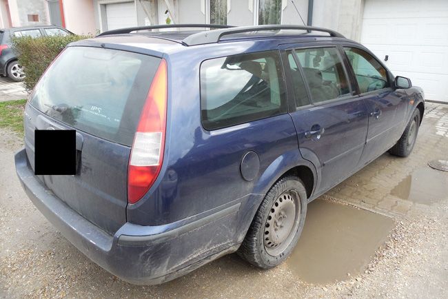 Lopott rendszámtáblákkal járt tankolni