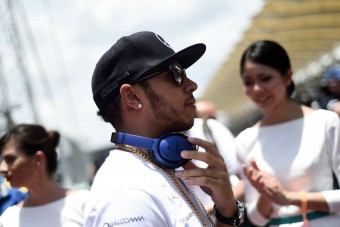 F1: Hamilton nevét veszi fel a Mercedes