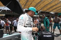 F1: Hamilton nevét veszi fel a Mercedes 6