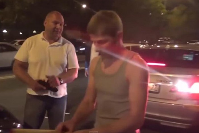 Pisztolyt rántott a bunkón parkoló férfi