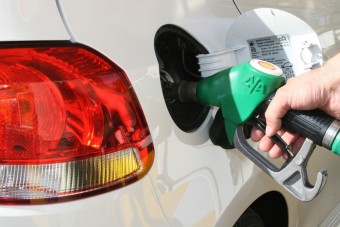 Közel van a 490 forintos benzinár