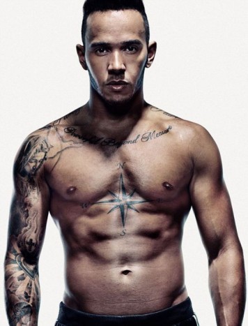 F1: Hamilton megint a tetkóival villog 3 | Vezess F1: Hamilton megint a tetkóival villog 3