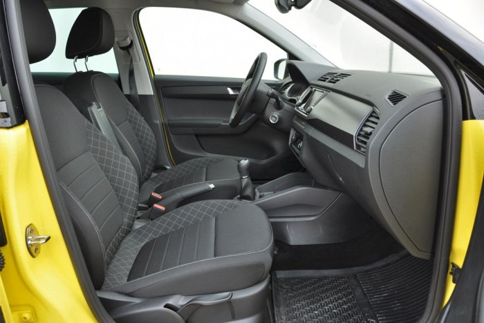 Alakformálás után: Škoda Fabia 8 | Vezess A sötét, komor hangulatot a világos díszvarrás oldja