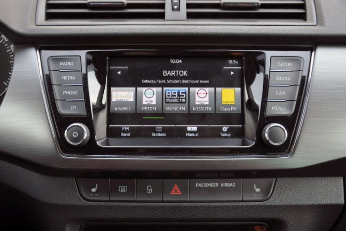 Alakformálás után: Škoda Fabia 10 | Vezess Érintőképernyős kistévé, kihangosítóval, de navi nincs benne