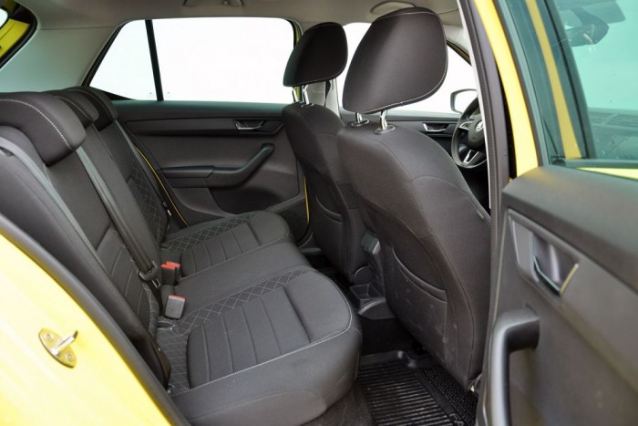 Alakformálás után: Škoda Fabia 13 | Vezess A lábtér szerény, de a plafon nincs közel